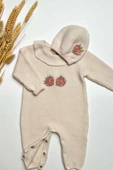 Ολόσωμο βρεφικό πλεκτό φορμάκι με σκουφάκι – strawberry cream Ninos Alegres