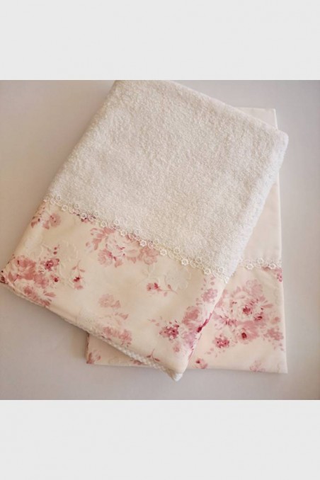 Λαδόπανο στολισμένο με τριανταφυλλάκια σε ροζ απόχρωση