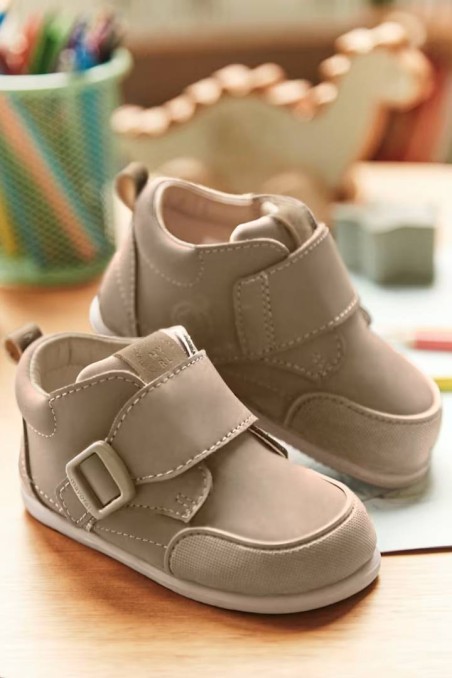 Μποτάκια για μωρό στο χρώμα της άμμου Mayoral 